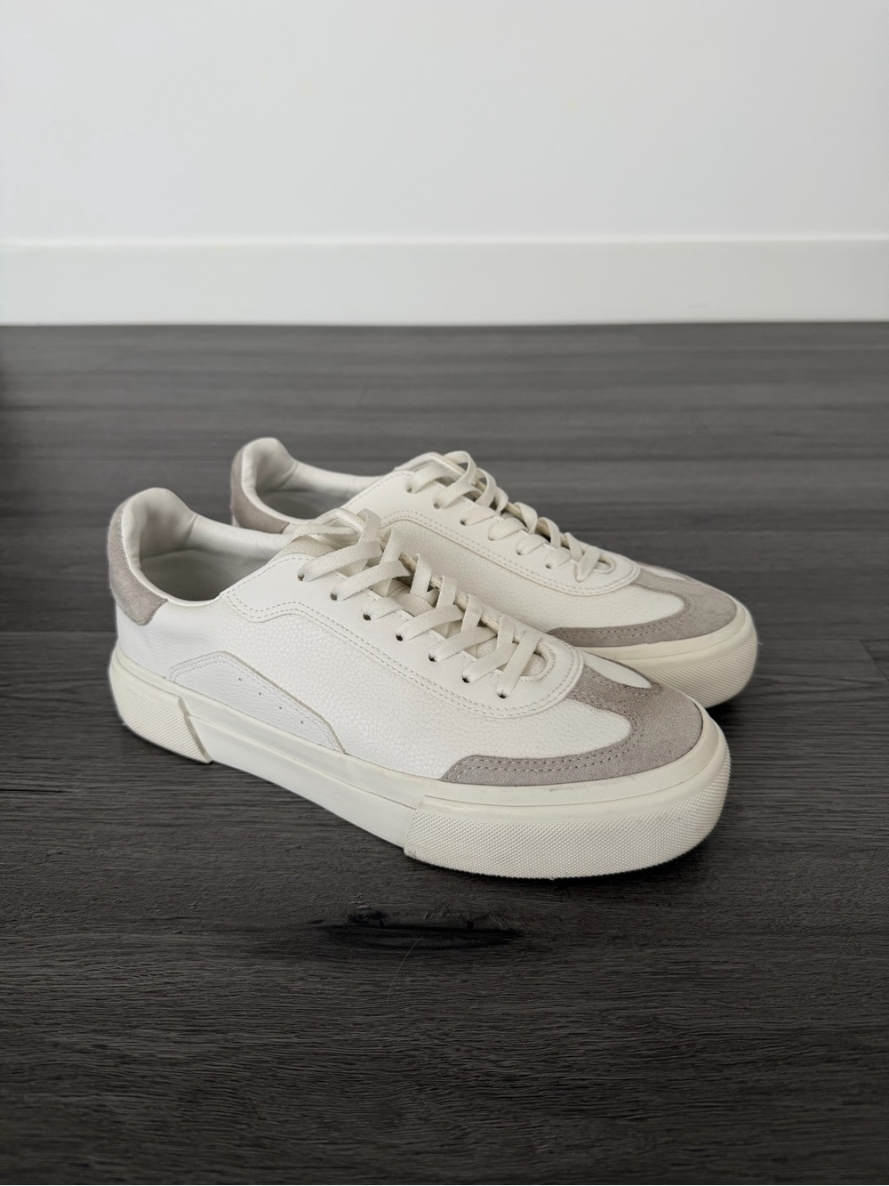 Minimalist Men's H&M White & Light Gray Low-Top Sneakers